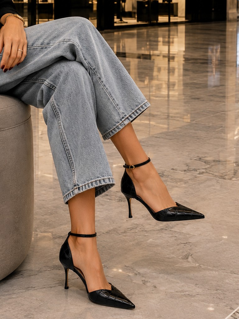 Γόβες μαύρες μυτερές με λουράκι Black Tsoukalas