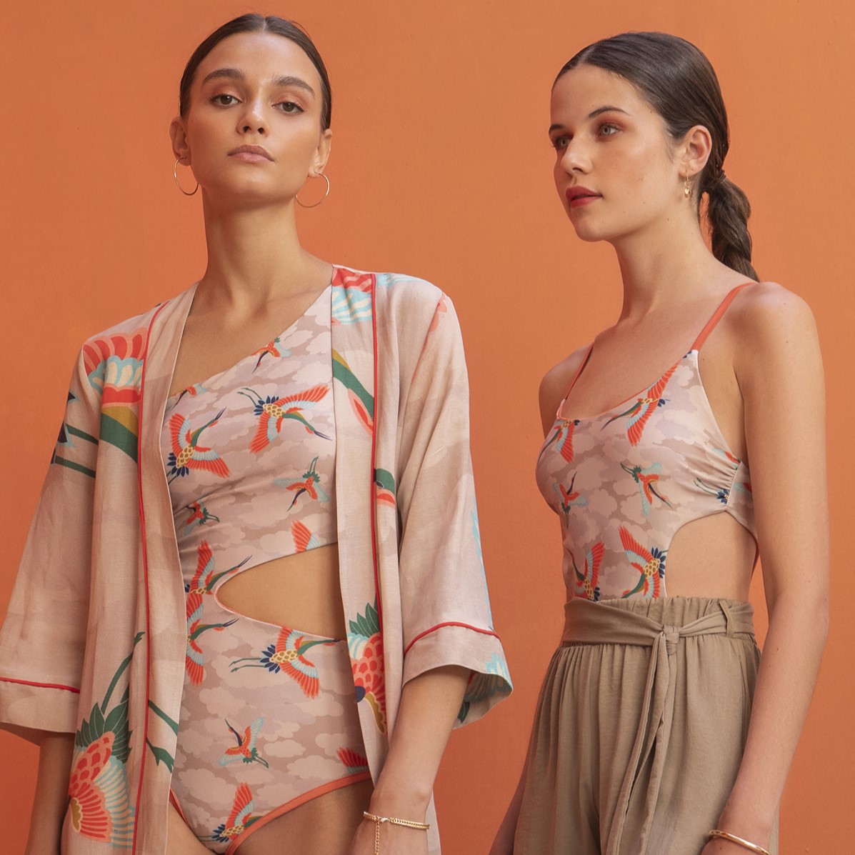 Μαγιό με print κι ανοίγματα στα πλαϊνά Moutaki