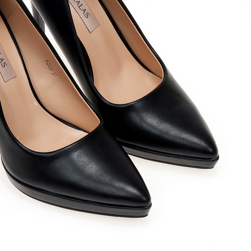 Γόβες δερματίνη με φιάπα μυτερές Black Tsoukalas