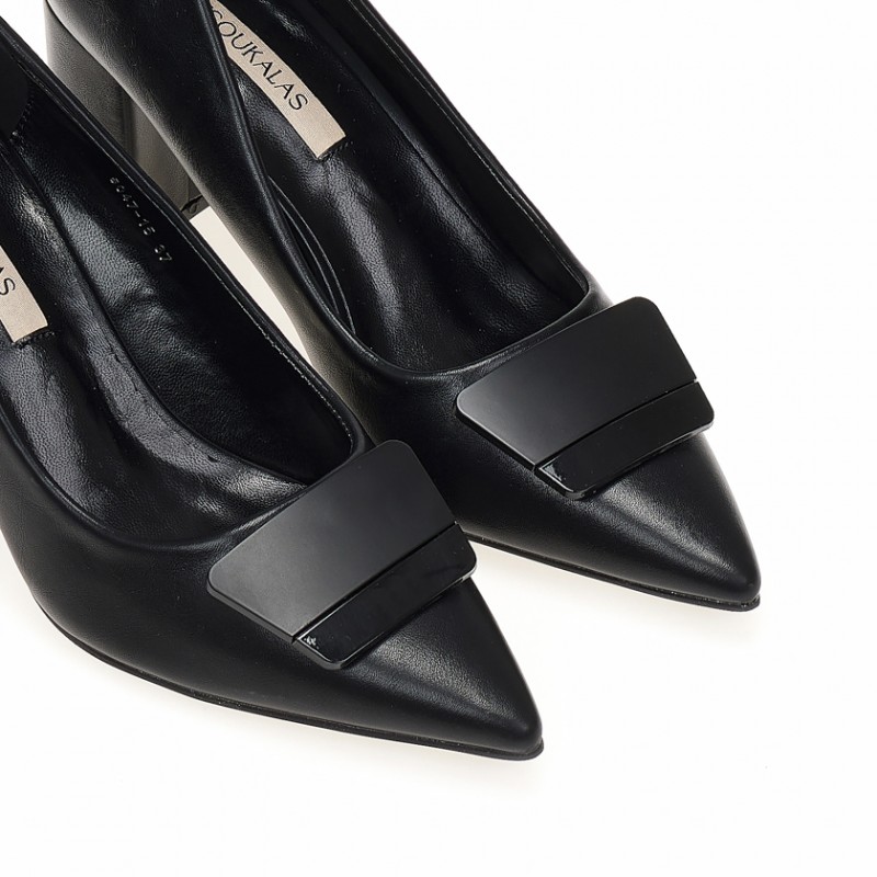 Γόβες δερματίνη με αγκράφα και χοντρό τακούνι Black Tsoukalas