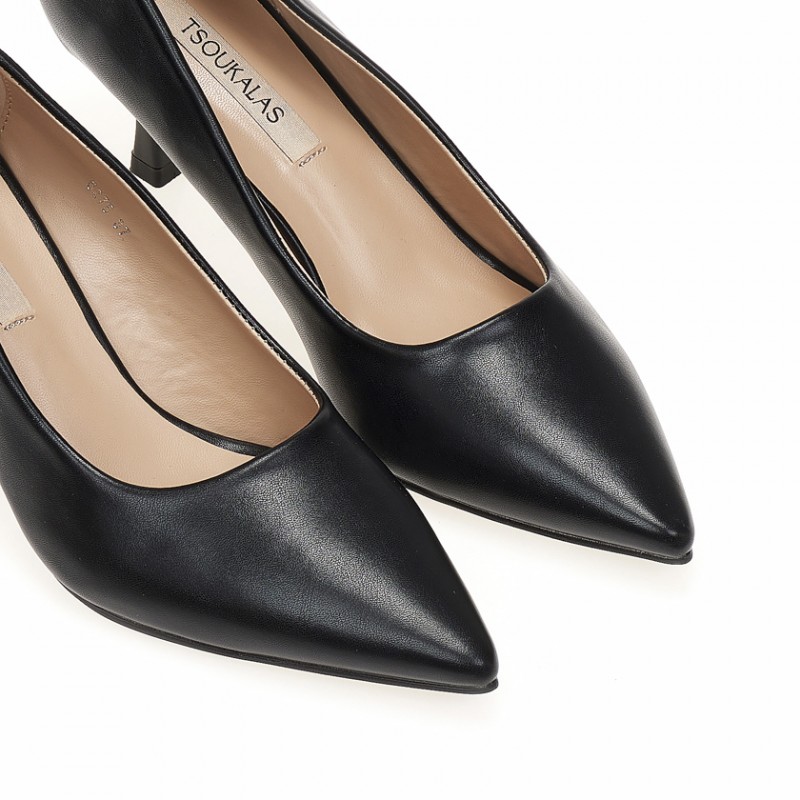 Γόβες δερματίνη μυτερές με ιδιαίτερο τακούνι Black Tsoukalas