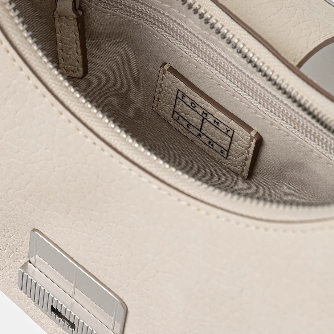 Τσάντα γυναικεία crush shoulder ecru Tommy jeans