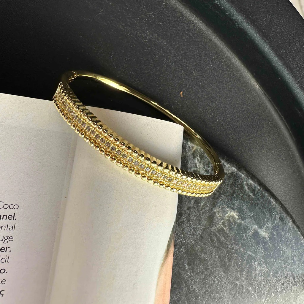 Χειροπέδα επίχρυση από ατσάλι με λευκά ζιργκόν Golden Elephantina