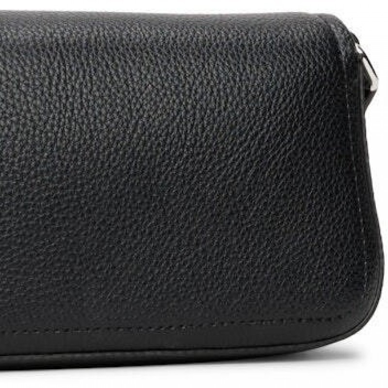 Bag must flap black Tommy jeans